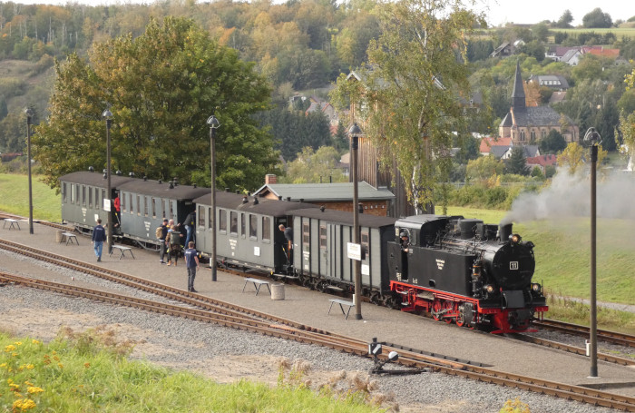 Lok 11  vor dem Zug nach Benndorf bereit für die Abfahrt in Hettstedt-Kupferkammerhütte, um 15:43h am 07.10.2023