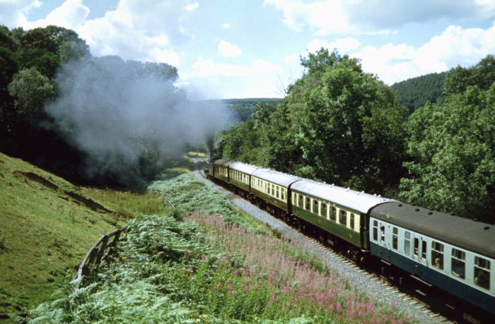 825 mit MOORLANDER bei Green End, am 30.07.2006