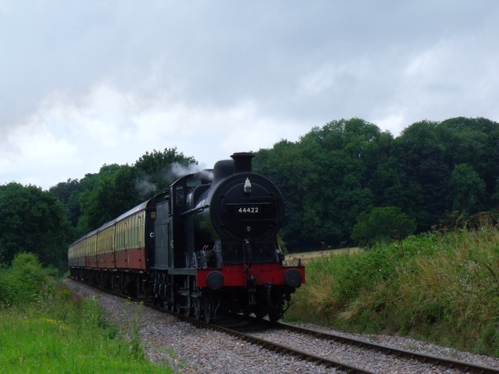 44422 mit dem Zug Mi‍n‍ehead-→Bishops Lydeard, zwischen Stogumber und Crowcombe am Bahnübergang Leigh Wood Crossing, um 11:16h am 05.08.2016